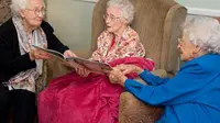 Setelah berpisah 10 tahun, tiga bersaudara asal Inggris, Rose Shloss (101), Rubye Cox (110) dan Ruth branum (104) akhirnya dipertemukan lagi