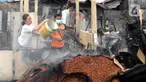 Pedagang menyiram air pada sisa bara api lokasi kebakaran Pasar Ciputat, Tangerang Selatan, Banten, Kamis (12/5/20222). Kebakaran Pasar Ciputat pada kemarin sore menghanguslan lebih dari 50 kios dan rumah warga yang berada di sekitar pasar. (merdeka.com/Arie Basuki)