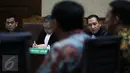Terdakwa Mohamad (kiri) menyimak keterangan saksi dalam sidang kasus dugaan suap raperda tentang reklamasi di Pengadilan Tipikor, Senin (4/9). Sidang menghadirkan Gubernur DKI, Basuki 'Ahok' Tjahaja Purnama sebagai saksi.  (Liputan6.com/Faizal Fanani)