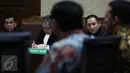 Terdakwa Mohamad (kiri) menyimak keterangan saksi dalam sidang kasus dugaan suap raperda tentang reklamasi di Pengadilan Tipikor, Senin (4/9). Sidang menghadirkan Gubernur DKI, Basuki 'Ahok' Tjahaja Purnama sebagai saksi.  (Liputan6.com/Faizal Fanani)