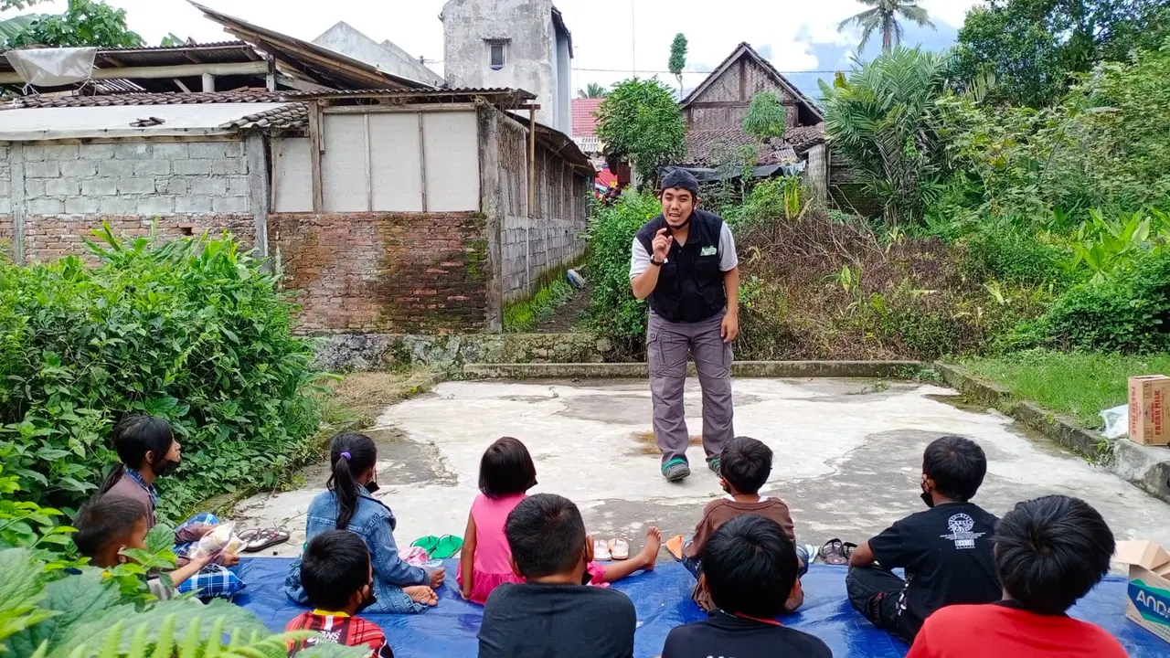 Kak Yoga dari Dongeng Ceria bercerita seru bersama anak-anak di pengungsian erupsi Semeru. (Dok: Dongeng Ceria)