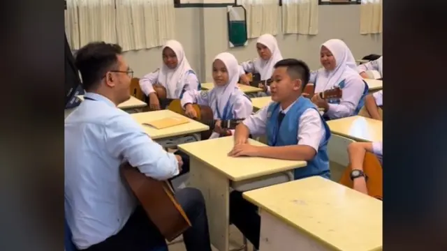 Tri Adinata, guru musik di SMP Al-Azhar Medan, Sumatera Utara