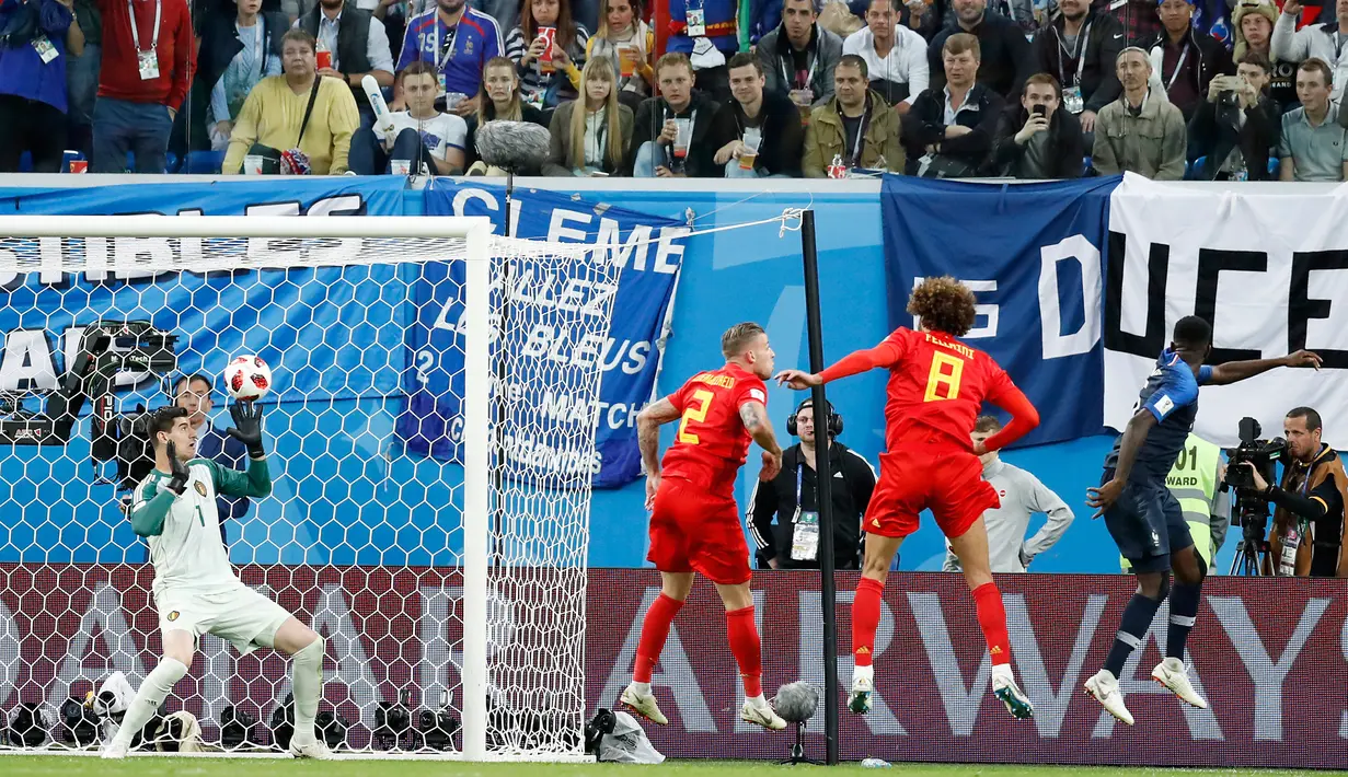 Pemain timnas Prancis, Samuel Umtiti mencetak gol ke gawang Belgia pada babak semifinal di Stadion St. Petersburg, Selasa (10/7). Gol Umtiti mengantarkan Prancis mendepak Belgia sekaligus lolos ke final Piala Dunia 2018. (AP/David Vincent)
