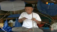 Syahril Muhammad Felan menabung hasil menjual layang-layang selama 10 tahun untuk menunaikan ibadah haji ke kota Mekah. 