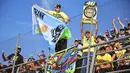 Tak peduli terik sinar matahari, mereka dengan penuh semangat menyaksikan Valentino Rossi terakhir kalinya di babak kualifikasi. (AFP/Jose Jordan)
