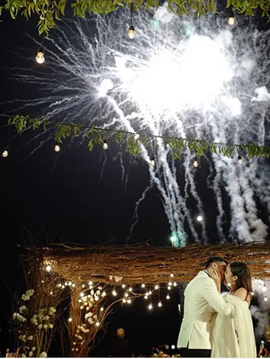 "Malam pertama kita setelah pemberkatan selesai ..rasa seneng ,haru bercampur aduk semua .. bahagia yang luar biasa karena semua berjalan dengan lancar ,puji TUHAN !!," tulis pria 33 tahun itu dalam keterangan foto yang diunggah 4 Maret silam.