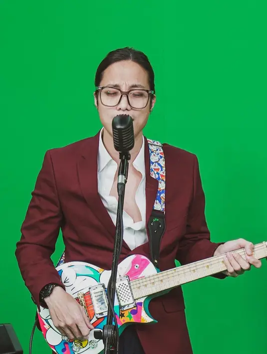 Selain jago bernyanyi, Dikta juga jago bermain alat musik, seperti gitar dan drum, lho. Kemampuannya tersebut sering pria 36 tahun tersebut tunjukkan di unggahan Instagram. (Foto: instagram.com/@dikta)