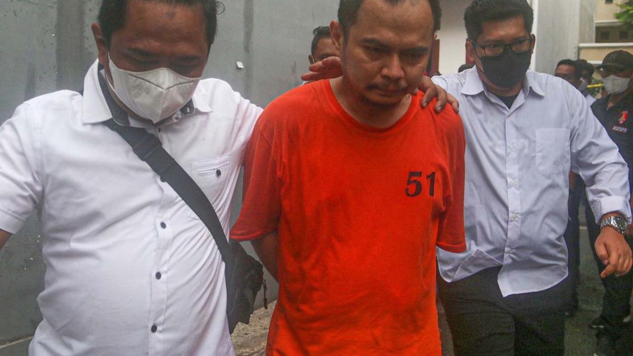 Panca Darmansyah (41), ayah yang juga tersangka pembunuhan empat anaknya di Jagakarsa, saat dihadirkan dalam rekonstruksi, pada Jumat (29/12/2023). Rekonstruksi dilakukan di sebuah kontrakan tempat tinggal keluarga Panca.&nbsp;