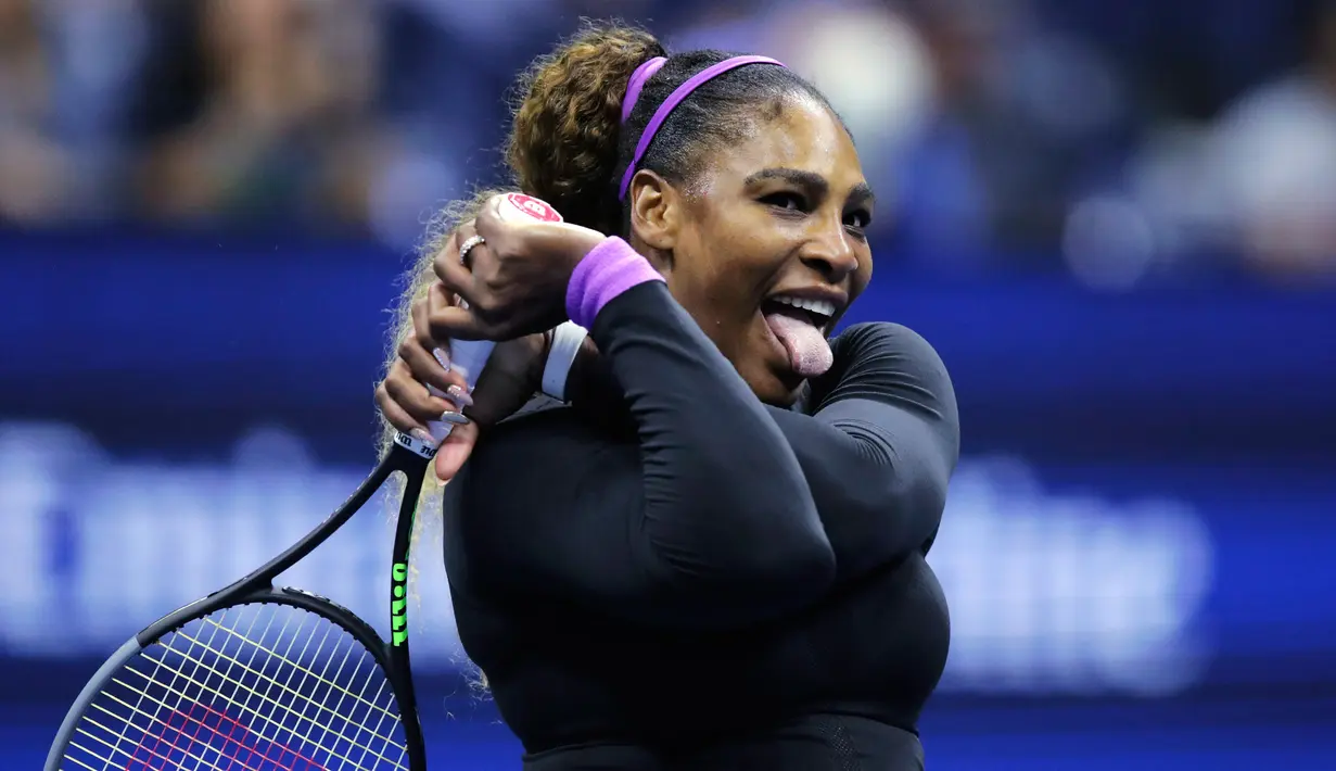 Ekspresi petenis Serena Williams saat memperoleh satu poin dalam laga melawan Caty McNally selama putaran kedua turnamen tenis AS Terbuka di New York, Amerika Serikat, Rabu (28/8/2019). Williams menang 5-7, 6 -3, 6-1. (AP Photo/Charles Krupa)