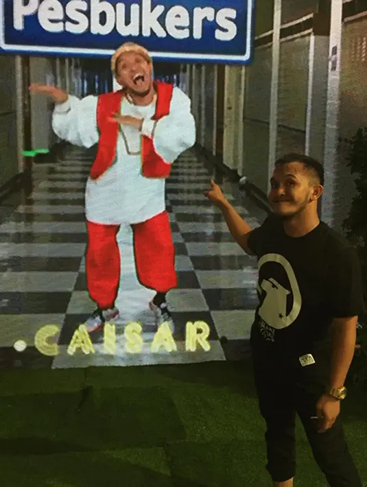 Caisar kembali lagi ke dunia hiburan. Kembalinya Caisar berjoged tak mendapat restu dari istrinya, Indadari. Istrinya tak mau, saat sang suami telah berhijrah, kini harus kembali ke panggung hiburan untuk berjoged. (Instagram/caisar_yang_belomsempurna)