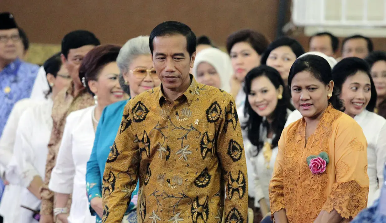 Presiden RI, Joko Widodo (depan) bersama Ibu negara, Iriana Joko Widodo menghadiri puncak Peringatan Hari Ibu ke-86 di Gelanggang Olahraga Ciracas, Jakarta, Senin (22/12/2014). (Liputan6.com/Faizal Fanani)