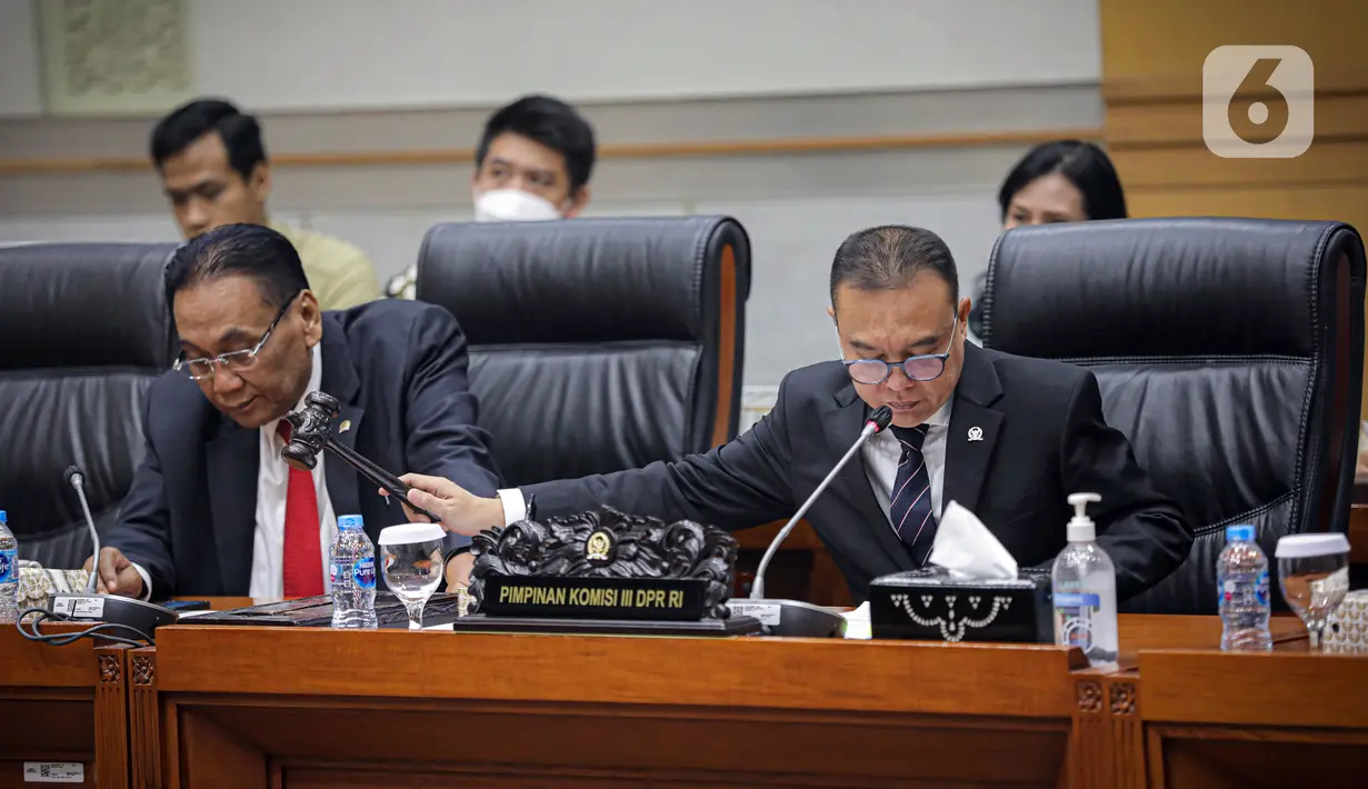 "Setuju," serentak jawab para pimpinan dan anggota Komisi III DPR. Dasco pun mengetok palu. (Liputan6.com/Faizal Fanani)