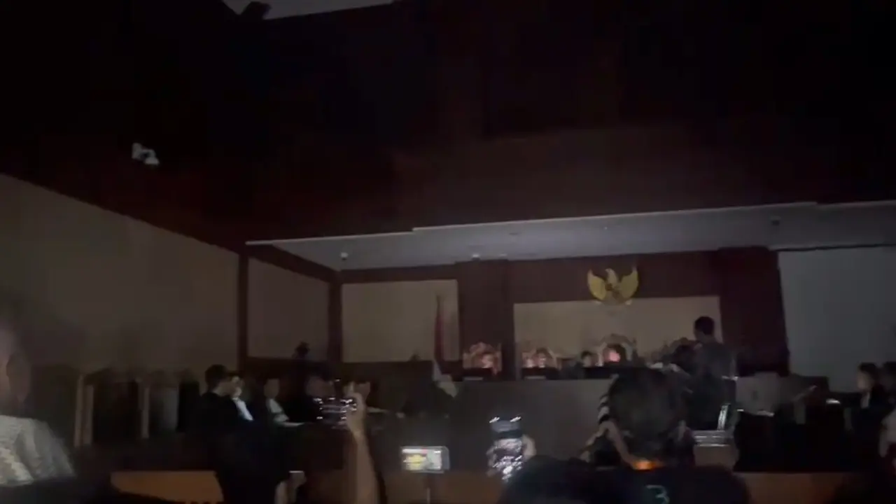 Listrik padam saat pembacaan pleidoi Nadiem Makarim di Pengadilan Tipikor Jakarta, Selasa (2/6/2026) (Liputan6.com/Muhammad Radityo Priyasmoro)
