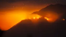 Kobaran api yang melanda lereng Gunung Merbabu terlihat dari Kecamatan Magelang, Jawa Tengah, Jumat (21/8/2015). Kebakaran yang sudah terjadi sejak dua hari yang lalu itu diduga akibat musim kemarau. (AFP PHOTO/SURYO WIBOWO)