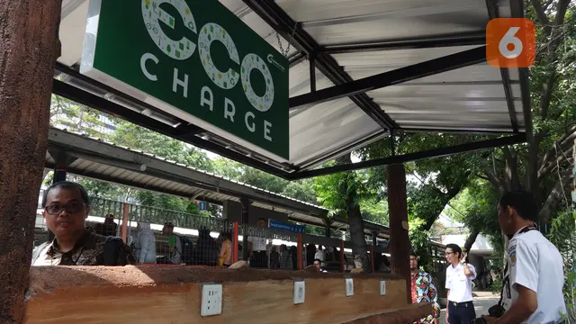 Charger booth bertenaga surya di Stasiun Sudirman. (Liputan6.com/Adhita Diansyavira)