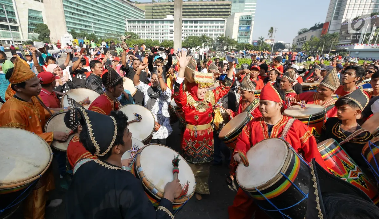 Kemeriahaan Parade Tambua Tansa Minangkabau yang pertama kali dilangsungkan di areal car free day (CFD), Jakarta, Minggu (8/7). Kegiatan ini dalam rangka mensukseskan Festival Danau Maninjau pada Oktober 2018 mendatang. (Liputan6.com/Herman Zakharia)