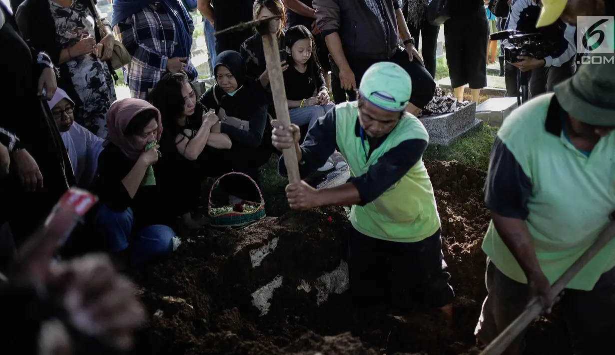 Keluarga dan kekasih almarhum Andika Putra Sahadewa, Nicky Santoso saat pemakaman  di TPU Sunan Giri, Rawamangun, Jakarta, Selasa (10/9). Andika Putra Sahadewa meninggal diduga terkena serangan jantung. (Liputan6.com/Faizal Fanani)