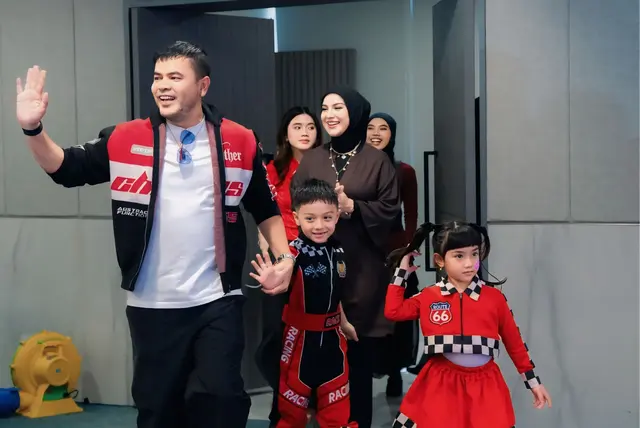 Keluarga Kompak Memasuki Ruangan Pesta