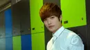 Lee Jeong Hoon terlihat santai dengan kemeja putih saat datang ke kantor Liputan6.com, di SCTV Tower, Jakarta, Kamis (15/4/2015). (Liputan6.com/Faisal R Syam)