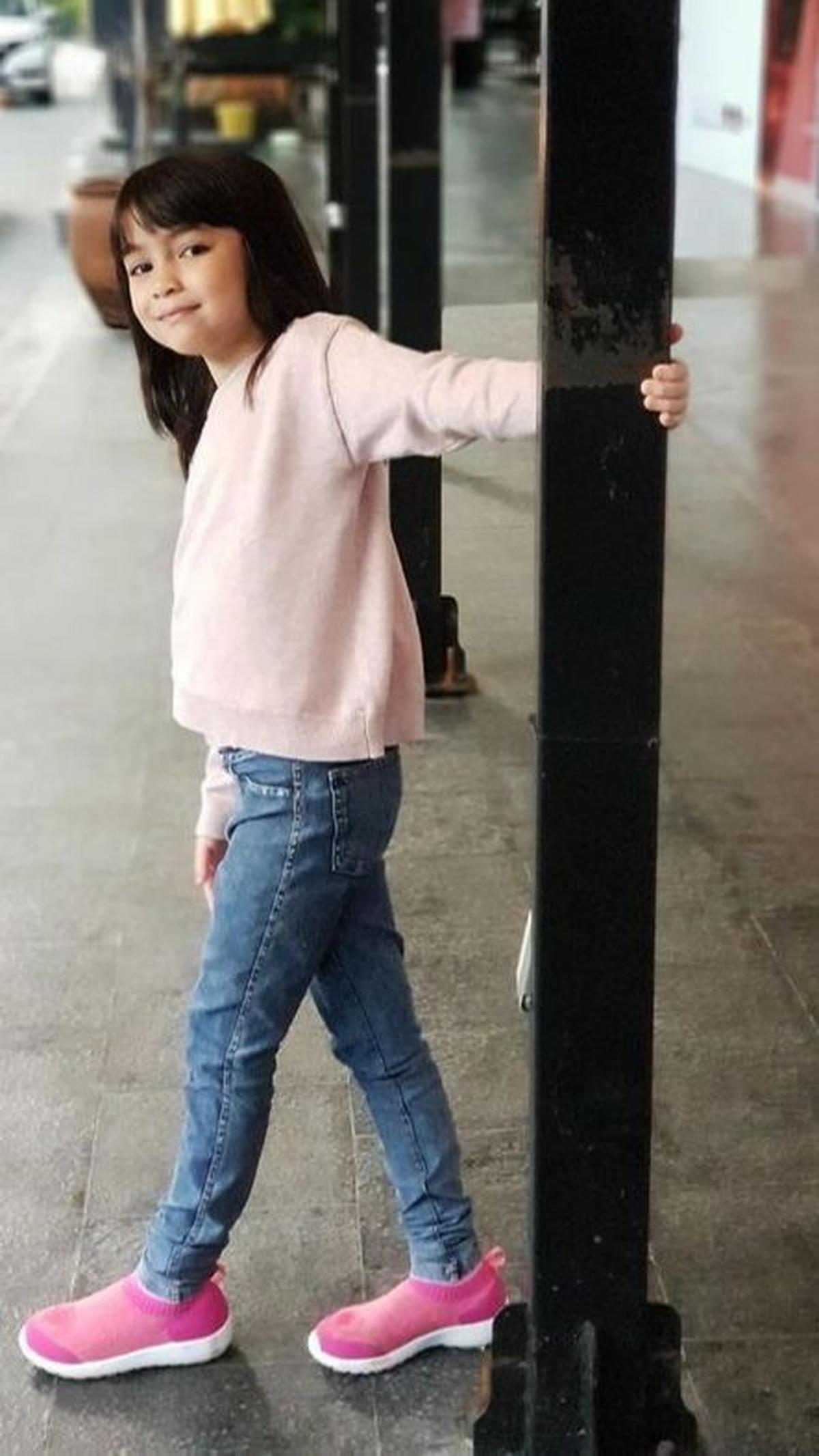 Sienna tumbuh sebagai anak yang cantik. Ia memilih gaya rambut sebahu dan memiliki poni samping.