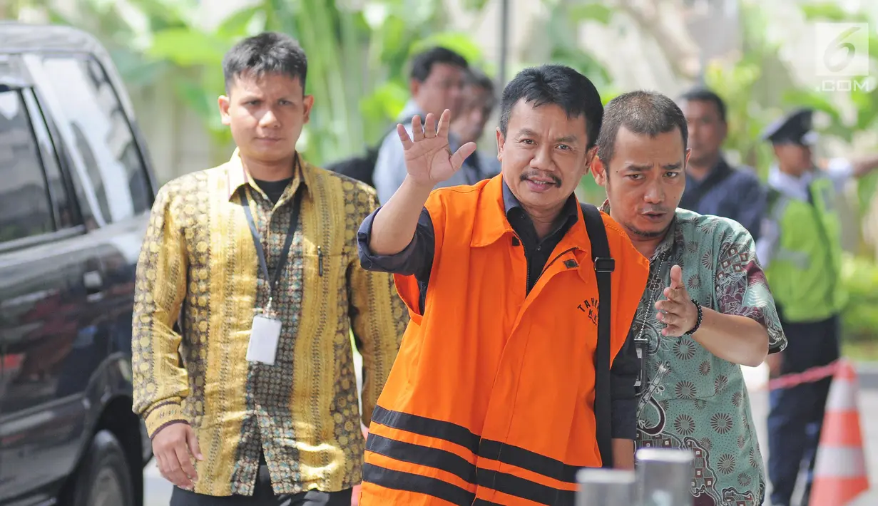 Bupati Jombang Nyono Suharli Wihandoko melambaikan tangan saat tiba untuk menjalani pemeriksaan di Gedung KPK, Jakarta, Jumat (9/2). Nyono diperiksa sebagai tersangka dalam OTT KPK terkait promosi jabatan di Pemkab Jombang. (Liputan6.com/Herman Zakharia)