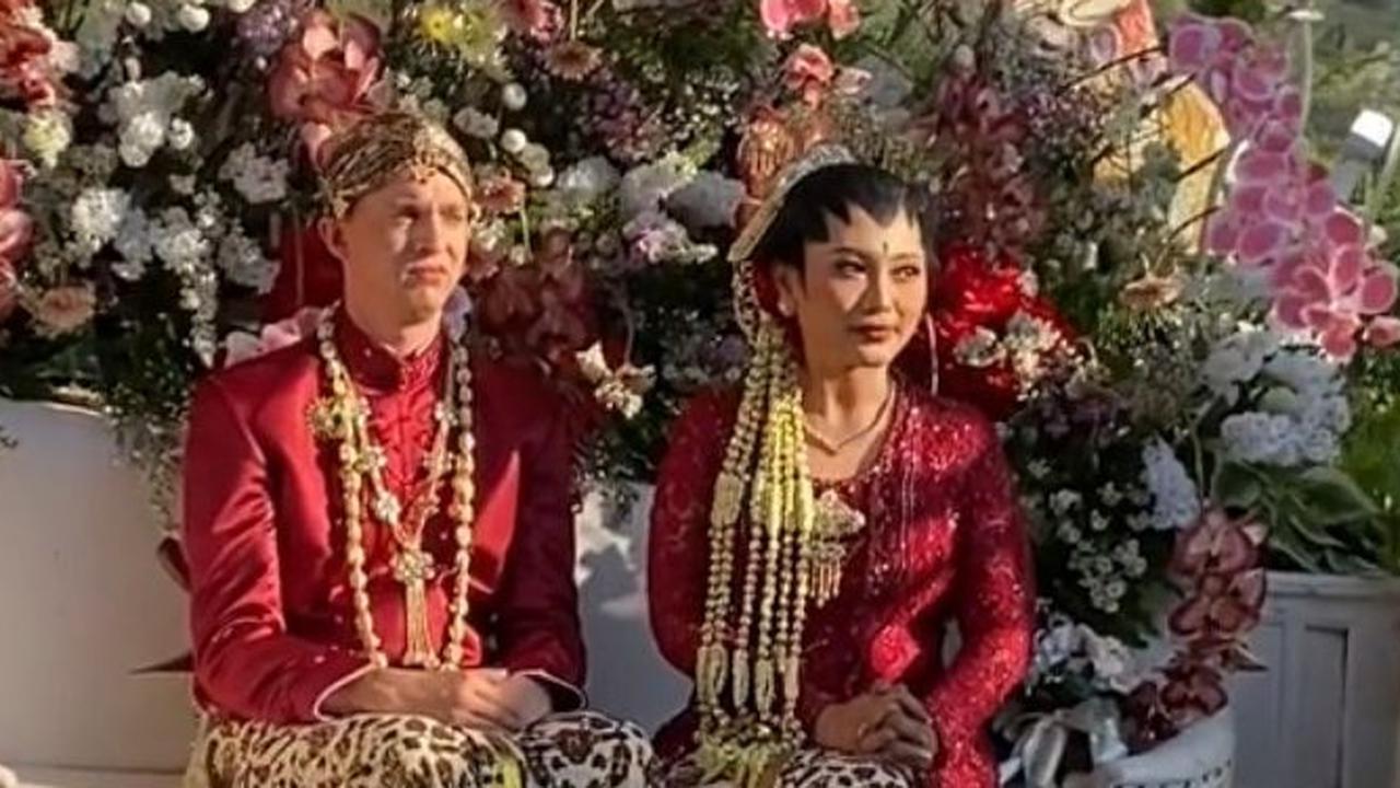 Pidato Bahasa Jawa Dibalas Bahasa Inggris, Momen Pernikahan Dua Insan Beda Negara di Bantul Ini Viral