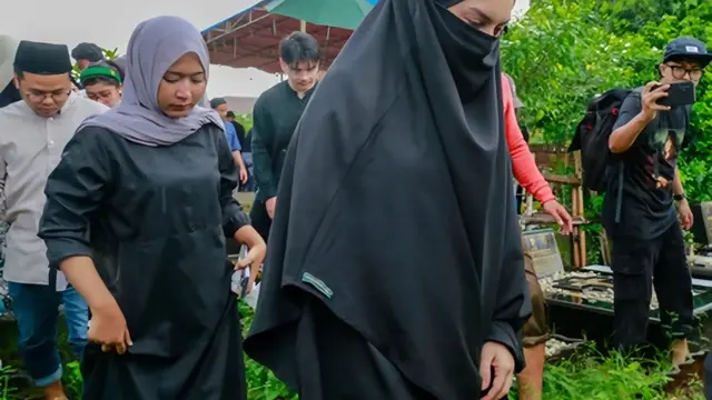 Irish Bella di Pemakaman Ayah Ammar Zoni