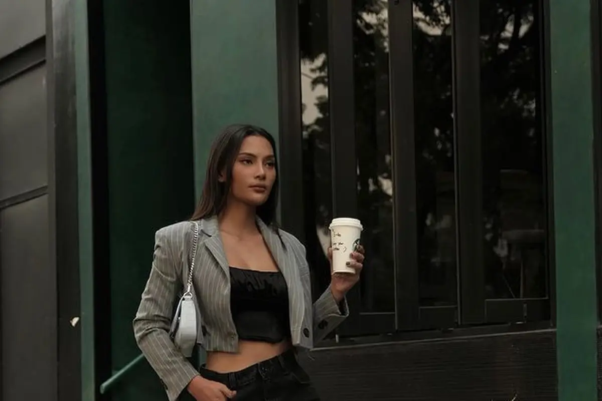 10 Pesona Cewek Mamba Erika Carlina dengan Outfit Serba Hitam