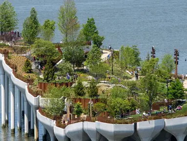 Pemandangan 'Pulau Kecil', taman umum baru dan gratis di Hudson River Park, New York City, Amerika Serikat, 21 Mei 2021. Sebanyak 132 tulip beton besar dipasang pada pilar di tepi Sungai Hudson untuk mengangkat 'Pulau Kecil'. (Angela Weiss/AFP)
