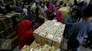 Wisatawan memilih-milih bakpia di pusat oleh-oleh bakpia pathok,Yogyakarta,(10/7).Pusat oleh-oleh khas yogyakarta banyak di kunjungi wisatawan untuk di bawa pulang ke kotanya masing masing.(Boy Harjanto)