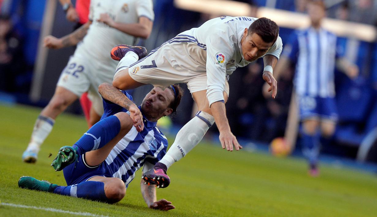 Pemain Deportivo Alaves, Alexis Ruano  menghadang laju bintang Real Madrid, Cristiano Ronaldo pada lanjutan La Liga Spanyol di Mendizorroza stadium, Vitoria, (29/10/2016). (REUTERS/Vincent West)