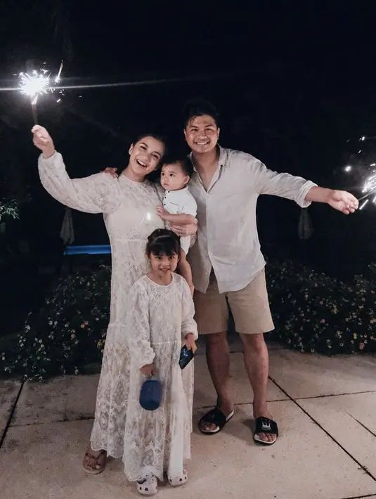 <p>Chelsea Olivia dan Nathusha kerap tampil kompak dengan outfitnya. Seperti mereka mengenakan dress lengan panjang brokat warna nude.&nbsp;</p>