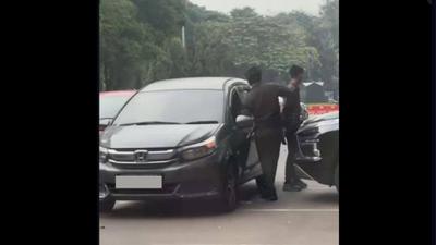Rekaman Dua Pria Diduga Gesek Nomor Rangka Mobil Viral, Polisi Telusuri