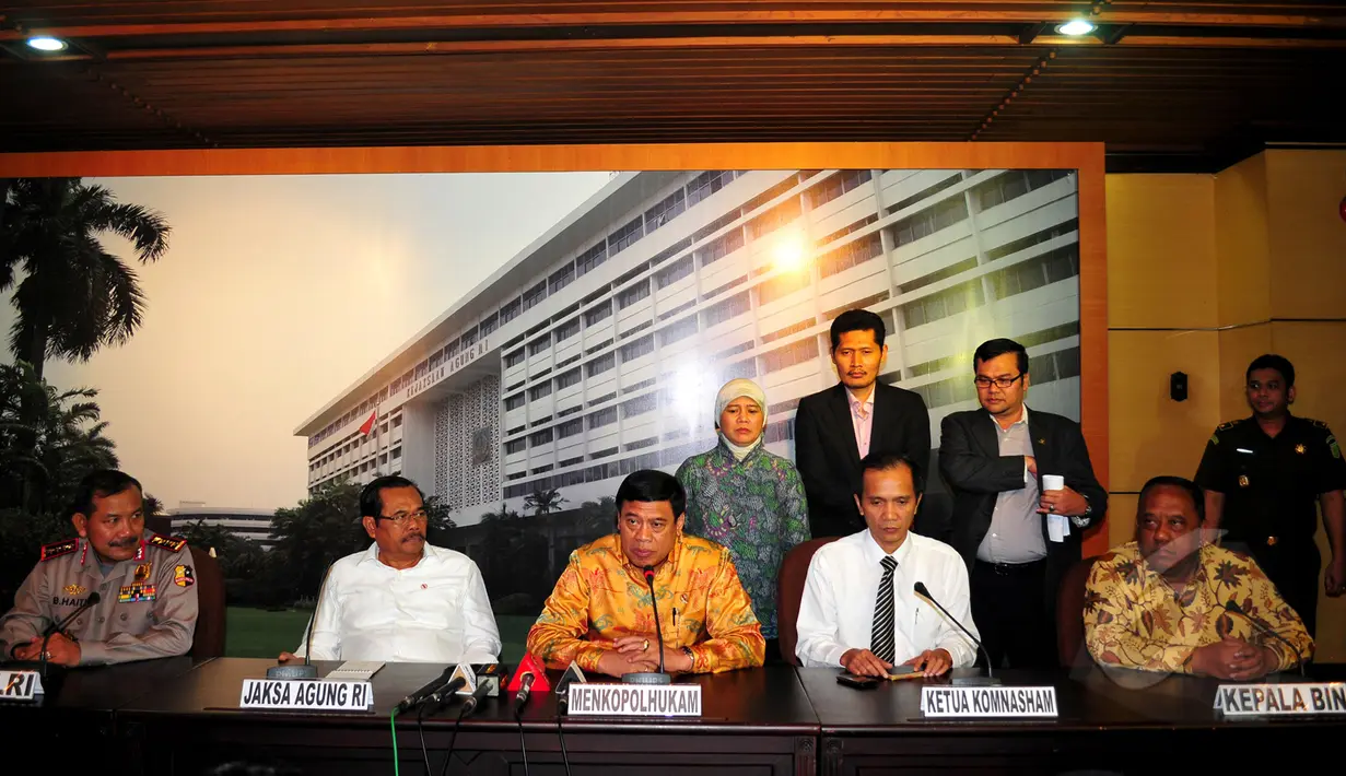 Menkopolhukam bersama Kapolri, Jaksa Agung, Komnas HAM dan Kepala BIN menggelar konferensi pers terkait pertemuan tertutup yang membahas pelanggaran HAM berat masa lalu di Kejaksaan Agung, Jakarta, Selasa (21/4/2015). (Liputan6.com/Yoppy Renato)
