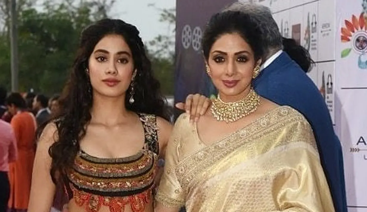 Meski sangat terpuruk atas kepergian Sridevi Kapoor, sebagai anak Janhvi Kapoor berusaha untuk menerima dan mengikhlaskan kepergian sang ibu. Ia  menyadari bahwa kematian tidak bisa dihindari oleh siapapun. (Instagram/jhanvi_kapoor_official)