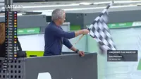 Jose Mourinho mengibarkan bendera finis pada MotoGP 2024 seri Portugal. (Dok. Bola.com/Tangkapan layar MotoGP)