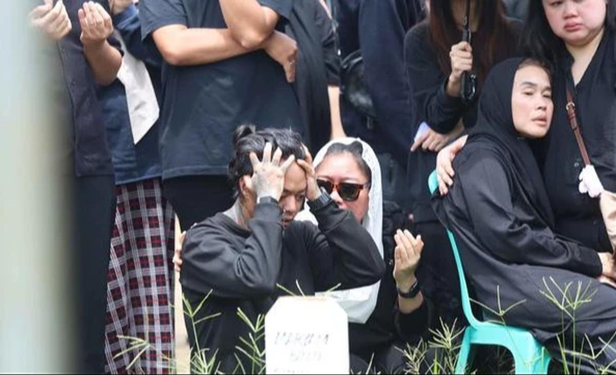 Berusaha Tegar, Reza Arap dan Sahabat Antar Lula Lahfah ke Tempat Peristirahatan Terakhir