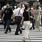 Orang-orang yang memakai masker wajah untuk membantu mencegah penyebaran virus corona melintasi jalan perbelanjaan di Tokyo, Kamis (10/9/2020). Ibu kota Jepang itu mengonfirmasi lebih dari 270 kasus virus corona pada Kamis. (AP Photo / Eugene Hoshiko)