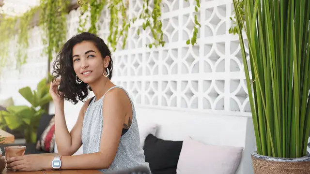 wanita juli duduk meja