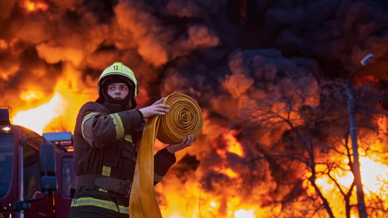 FOTO: Serangan Rusia Picu Kebakaran Hebat  dan Korban Jiwa di Kyiv