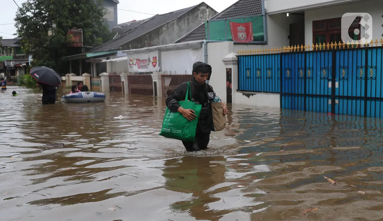 <p>Warga berjalan melewati banjir di Perumahan Ciledug Indah 1 dan 2, Kota Tangerang, Banten, Sabtu (16/7/2022). Banjir yang merendam perumahan Ciledug Indah tersebut akibat meluapnya Kali Angke. (Liputan6.com/Angga Yuniar)</p>