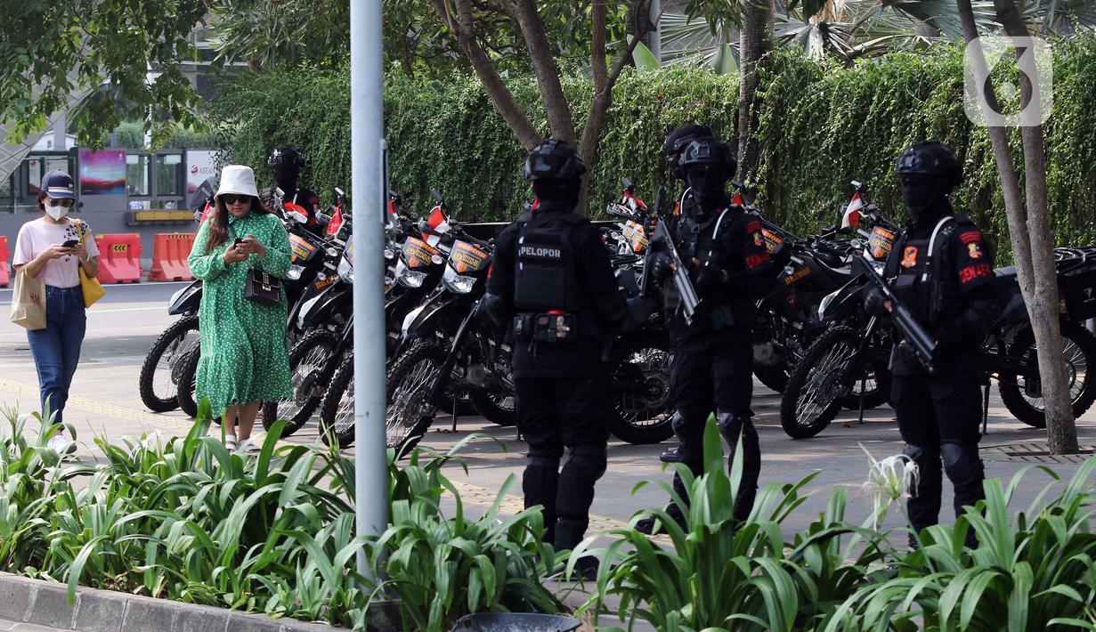 Anggota Korps Brimob Polri berjaga di kawasan Bundaran HI, Jakarta, Minggu (3/9/2023). TNI dan Polri menerjunkan 13.158 personel untuk pengamanan penyelenggaraan KTT ke-43 ASEAN. (Liputan6.com/Herman Zakharia)
