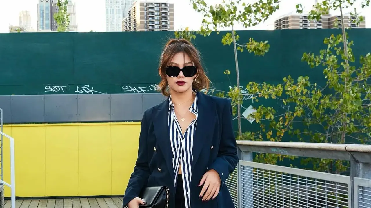 Mix & Match Korean Office Girl Look ala Vanesha Prescilla (Instagram/@vaneshaass)
