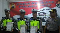 Ancaman ASN di Jalan Raya Berbuah Penghargaan bagi 3 Polisi Ini