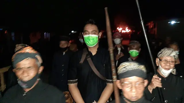 Arak-arakan tapa bisu dan jamasan pusaka pada perayaan lebaran Idul Fitri, kelompok Kejawen Kalitanjung, Rawalo, Banyumas, Jawa Tengah. (Foto: Liputan6.com/Eddy Wahono)