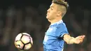 Penyerang Juventus, Paulo Dybala, berusaha mengontrol bola dengan dada. Pada laga tersebut Napoli memakai skema 4-3-3 sementara Juventus dengan 4-2-3-1. (AFP/Carlo Hermann)