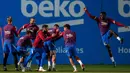 Dalam sesi latihan tersebut terlihat sejumlah pemain seperti Dani Alves menikmati porsi latihan yang diberikan, walaupun pelatih anyar Barcelona itu langsung menerbitkan 10 aturan ketat untuk pemain dan staf. (AFP/Josep Lago)