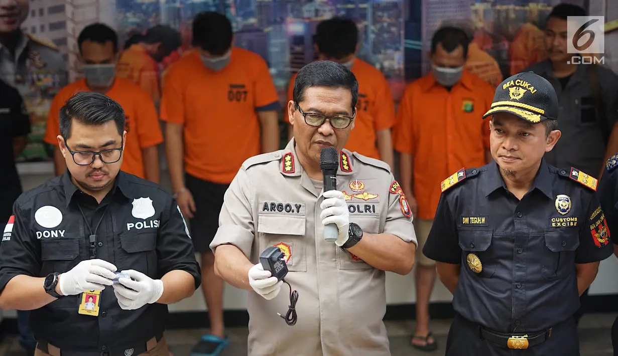 Kabid Humas Polda Metro Jaya, Kombes Pol Argo Yuwono memberikan keterangan pers dalam rilis kasus narkotika jaringan internasional di Jakarta, Kamis (13/6/2019). Petugas mengungkap tiga kasus penyelundupan narkotika jaringan internasional dengan barbuk 45 kg sabu. (Liputan6.com/Immanuel Antonius)