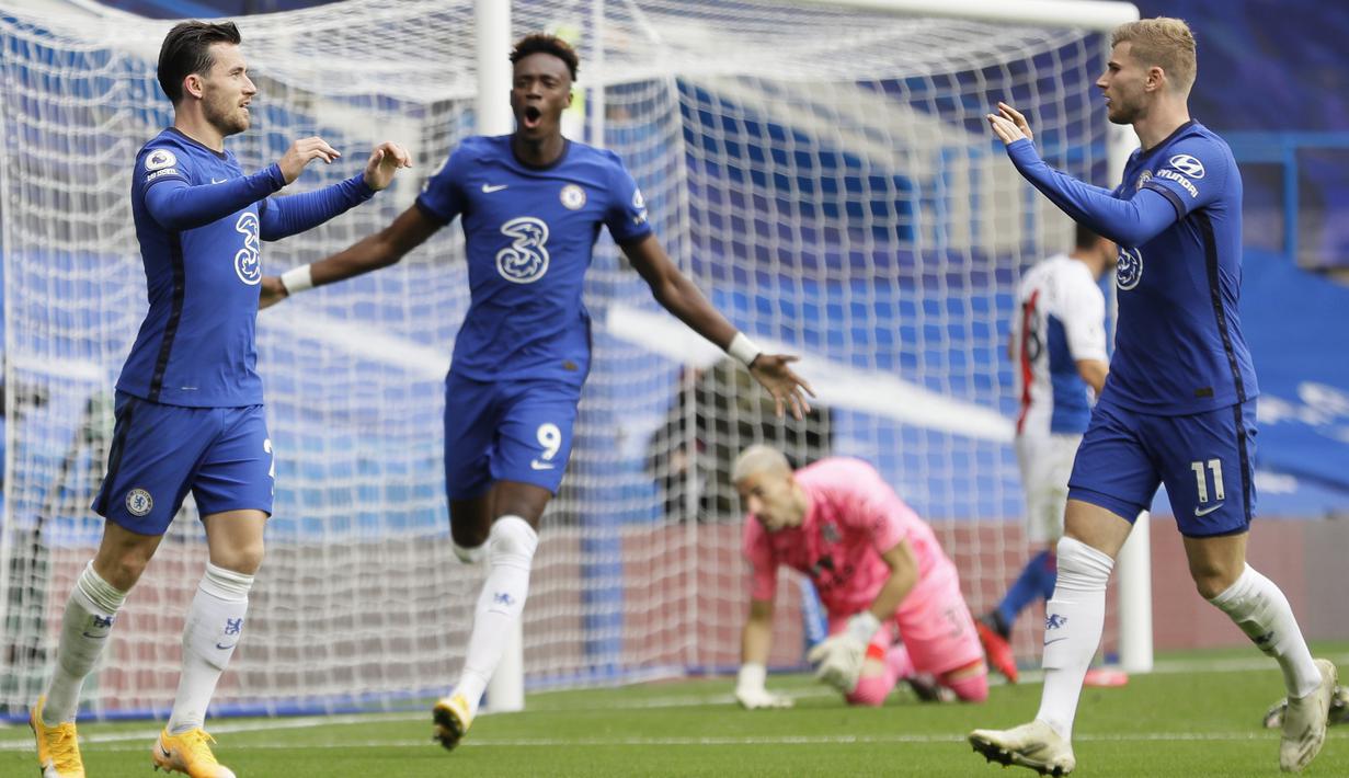 Pemain Chelsea merayakan gol yang dicetak  Ben Chilwell ke gawang Crystal Palace pada laga lanjutan Liga Inggris di Stamford Bridge, Sabtu (3/20/2020) malam WIB. Chelsea menang 4-0 atas Crystal Palace. (AFP/Kirsty Wigglesworth/pool)