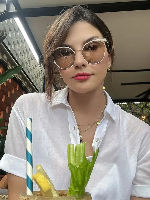 Tamara Bleszynski buktikan kecantikannya tak luntur. (credit:instagram.com/tamarableszynskiofficial)